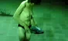 Opilá ruská zralá žena nahá na parkovišti