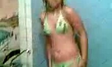 Muhteşem amatör genç kız sıcak bir duş alıyor