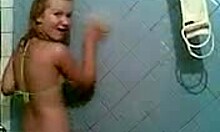 Gyönyörű amatőr tinédzser bombázó forró zuhanyt vesz