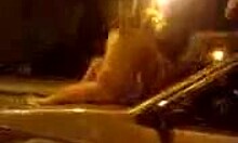 Lelaki Rusia yang mabuk memandu lelaki telanjang di atas kereta mereka