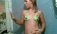 Запањујућа тинејџерка аматерка се тушира топлом водом