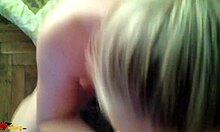 Gehoorzame blonde pikzuiger krijgt een gezichtsbehandeling van haar vriendje