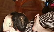 Zapeljiva ženska uživa v fetišu stopal s svojim tastom