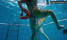 Bubarek e sua namorada se divertem na piscina