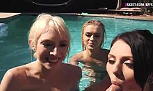 Giovani donne che danno piacere orale in piscina