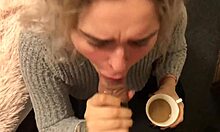 Blonde Schönheit verwöhnt ihren Freund mit Oralsex und Kaffeeschluck nach dem Coitus