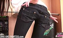 Hjemmelaget video av en sexy tenåring i svarte trange jeans og truser