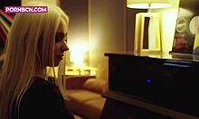 Adolescenta blondă cu sânii mari și abilități de pian se răsfăț în masturbare hardcore solo
