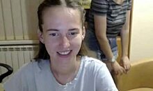 Jonge Europese tieners genieten van zelfgemaakte camseks