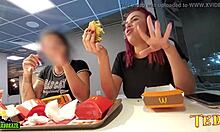 Dua wanita terangsang secara seksual mengekspos payudara mereka saat makan di McDonalds - menampilkan malaikat bertato profesional