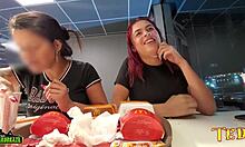 Zwei sexuell erregte Frauen haben ihre Brüste beim Essen bei McDonalds freigelegt - mit einem professionell tätowierten Engel