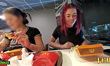 Dos mujeres sexualmente excitadas tienen sus senos expuestos mientras cenan en McDonalds - con un ángel profesionalmente tatuado