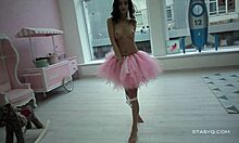Atemberaubende Amateur-Tänzerin neckt in einem rosa Tutu