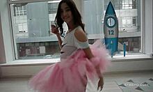 Ohromujúca amatérska tanečnica dráždi v ružovom tutu