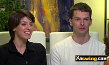 Ett ungt par utforskar sin sexualitet i grupp hemma
