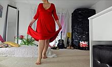 Сензуални видео Сониас приказује њене задиркујуће позе у дугој црвеној хаљини, откривајући њену длакаву упскирт, ноге, стопала и бокове, са природним грудима