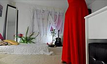 Sensuele volwassen Sonias thuisvideo toont haar plagerige poses in een lange rode jurk, die haar harige upskirt, benen, voeten en heupen onthult, met natuurlijke borsten