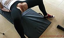 Europeisk babe tränar med en dildo i sitt privata gym