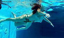 Venäläiset ja espanjalaiset teinit kostuvat ja villiintyvät uima-altaassa