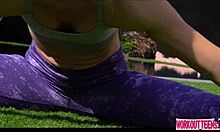Andi Rose, a fitnesz vixen, a hátsó udvarban mutatja be edzésprogramját
