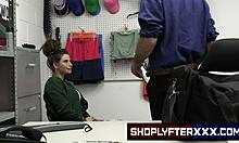 Wrex Oliver, guardia di sicurezza di pattuglia durante le vendite del Black Friday, riceve un avvertimento su potenziali furti