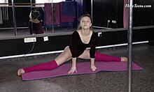 Fleksibel russisk gymnast viser frem amatørbevegelsene sine hjemme