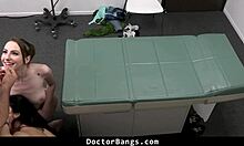 طبيب وممرضة يتعاونان لإرضاء رغبات المرضى - DoctorBang!