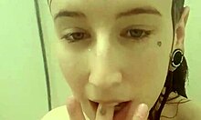 Hanna, a svéd amatőr, élvezi magát egy forró zuhany alatt