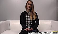 Krásná dívka zažívá intenzivní orgasmus během castingového setkání na gauči