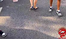 Bir karnaval sırasında sokaklarda amatör anal