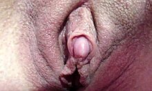 Intensiv närbild av en stor klitoris som stimuleras