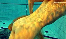 Nastya kler av seg og viser frem sin attraktive, nakne figur i svømmebassenget