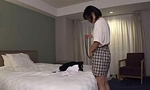 Liten japansk jente med store pupper går seg vill og stirrer på oss i hjemmelaget video