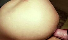Une femme transgenre asiatique aux gros seins profite d'un rapport anal brut