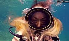 Kasandra Lufis Encuentro caliente bajo el agua con su novia