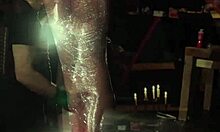 Mladá žena je zviazaná a energicky preniknutá v BDSM scéne