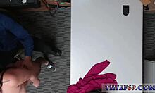 ضابط شرطة أمريكي ورجال سود يشاركون في ممارسة الجنس الجماعي للسرقة.