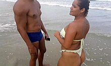 Horúce stretnutie na pláži s zvodným partnerom, ktorý mi dal vzrušujúci anál