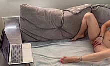 La vidéo de Lena Pauls présente une MILF nue aux gros seins se faisant plaisir sur le canapé dans une vidéo maison