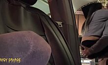 Aziatische studente geeft een blowjob en wordt geneukt in een auto