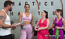 Amatööri jooga harrastajat harjoittavat hardcore kolmikko lihaksikas kumppani