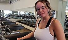 Любительница с большими натуральными сиськами присоединяется к вам для тренировки в спортзале