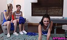 Små cheerleaders ägnar sig åt gruppsex på en soffa hemma