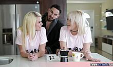 Twee blonde vrouwen genieten van een onbezorgde dag van seksuele verkenning, mogelijk om hun gedeelde partner te plezieren