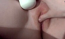 Η μικρή αδελφή μου μαστουρώνει το πέος μου ενώ εγώ χαίρομαι το παρθένο μουνί της