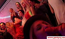 Bărbații europeni amatori se angajează în sex oral în timpul unei petreceri sălbatice