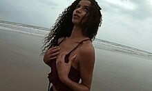 Manoella Fernandi在海边脱衣服到比基尼底部