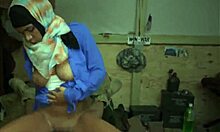 Arabische tiener ervaart haar eerste operatie met een blanke penis