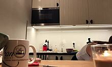 Barfodet babe Sylvias køkken cam show med sine fejlfrie brystvorter