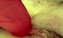 Close-up van een roze dildo die een zacht poesje penetreert